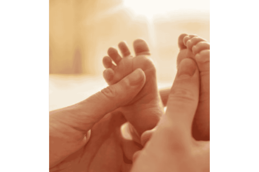 pieds bebe pouces parent massages