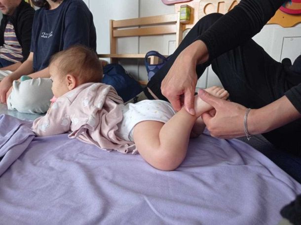 pied bébé massage